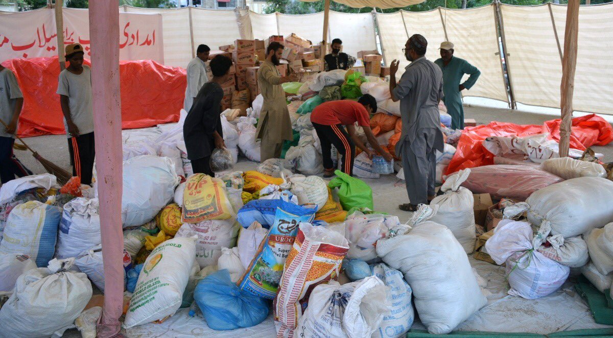 allaboutmqm's tweet photo. ایم کیو ایم پاکستان غریب و متوسط طبقے کی جماعت ہے جوکہ خدمت انسانی کیلئے ہمیشہ تیار اور پر عزم رہتی ہے۔ڈپٹی کنوینرز کہف الوری،عبدالوسیم اور رکن رابطہ کمیٹی زاہد منصوری نے امدادی سامان کا جائزہ لیا اوراپنی نگرانی میں سامان ٹرکوں میں رکھوایا #MQMCares #FloodReliefDrive https://t.co/RE2MlbWrBV