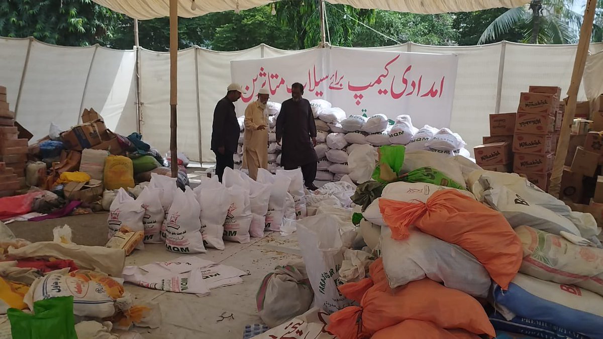 allaboutmqm's tweet photo. ایم کیو ایم پاکستان غریب و متوسط طبقے کی جماعت ہے جوکہ خدمت انسانی کیلئے ہمیشہ تیار اور پر عزم رہتی ہے۔ڈپٹی کنوینرز کہف الوری،عبدالوسیم اور رکن رابطہ کمیٹی زاہد منصوری نے امدادی سامان کا جائزہ لیا اوراپنی نگرانی میں سامان ٹرکوں میں رکھوایا #MQMCares #FloodReliefDrive https://t.co/RE2MlbWrBV