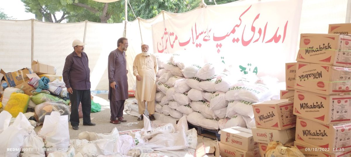 allaboutmqm's tweet photo. ایم کیو ایم پاکستان غریب و متوسط طبقے کی جماعت ہے جوکہ خدمت انسانی کیلئے ہمیشہ تیار اور پر عزم رہتی ہے۔ڈپٹی کنوینرز کہف الوری،عبدالوسیم اور رکن رابطہ کمیٹی زاہد منصوری نے امدادی سامان کا جائزہ لیا اوراپنی نگرانی میں سامان ٹرکوں میں رکھوایا #MQMCares #FloodReliefDrive https://t.co/RE2MlbWrBV