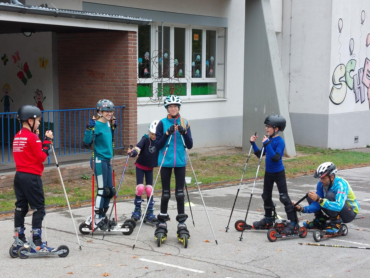 Zebra_1902's tweet photo. Heute mein erster #RollDichFit Kindertag in #Schermbeck. Die Kinder lernten heute spielerisch die Basics des #CrossSkatings. Wir hatten sehr viel Spaß. Im Oktober gibt es den nächsten Termin. https://t.co/DD72PS8Y8s #Breitensport #Langlauf  zu jeder #Jahreszeit https://t.co/5xsDexWx18