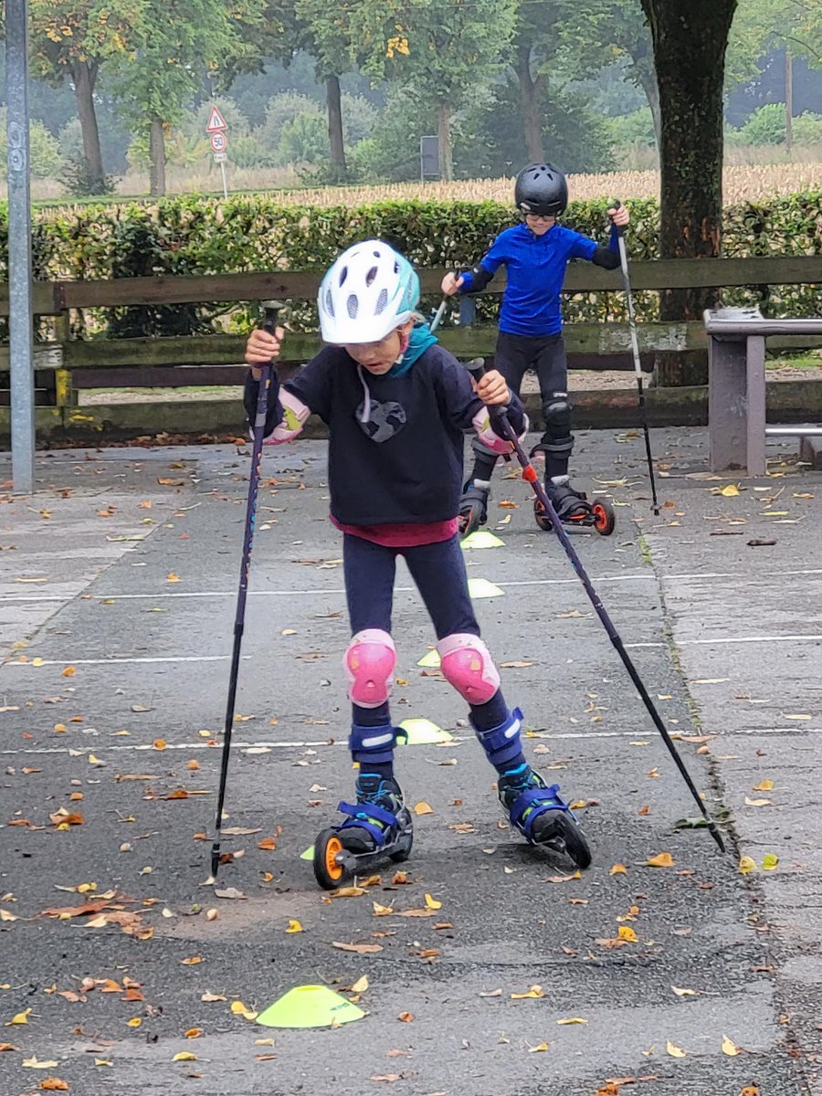 Zebra_1902's tweet photo. Heute mein erster #RollDichFit Kindertag in #Schermbeck. Die Kinder lernten heute spielerisch die Basics des #CrossSkatings. Wir hatten sehr viel Spaß. Im Oktober gibt es den nächsten Termin. https://t.co/DD72PS8Y8s #Breitensport #Langlauf  zu jeder #Jahreszeit https://t.co/5xsDexWx18