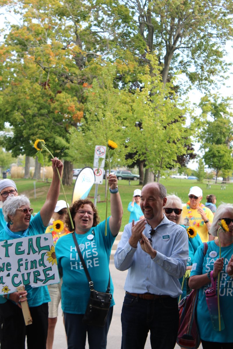 juliettew_s's tweet photo. Excited to share that Kingston's Walk of Hope raised around $23,000 today for @OvarianCanada!! Delighted to be a part of such an amazing community 🌻 Thank you to all the teal sisters and @MayorPaterson for helping us kick-off our first in-person walk since 2019!! https://t.co/VxkK3FlkIR