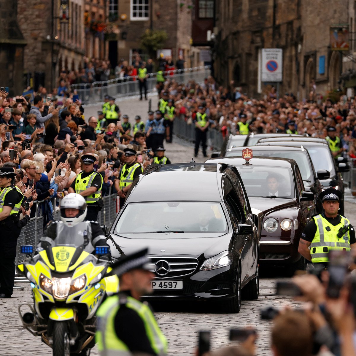 cgtnamerica's tweet photo. Thousands of mourners gathered throughout the countryside of the UK as the hearse carrying the late Queen Elizabeth II traveled over 100 miles from Balmoral Castle to Edinburgh. https://t.co/t6jlMAd7B4