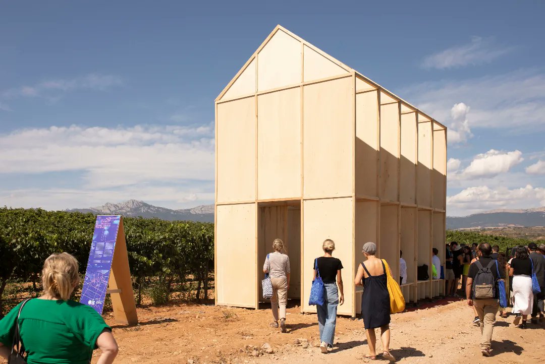 concentricofest's tweet photo. El arquetipo de la casa aún permanece en Viña Lanciano de @BodegasLan, proyecto de Collective X que es resultado de las convocatorias que lanzamos en #Concéntrico08

📍 Encuentra la localización en finca rodeada por el río Ebro en el enlace https://t.co/LNvLKtDxt5 https://t.co/Y3EV5ukPLd