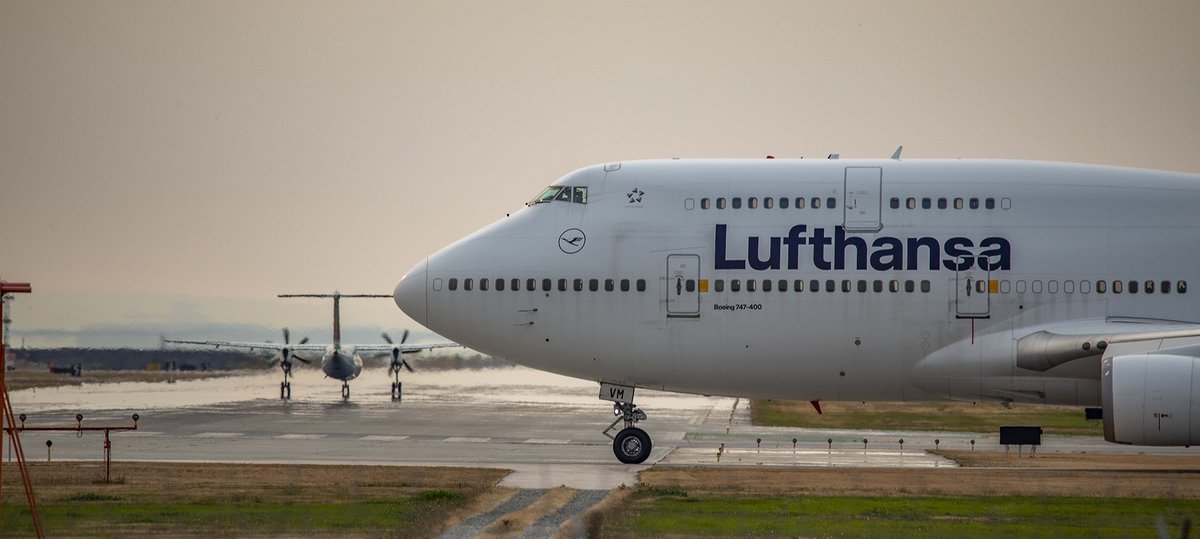 Kent_YVR's tweet photo. With golden light in the afternoon because of wildfire smoke, @lufthansa @boeing #747 departs @yvrairport 👋😎 #yvrspotters #avgeek #Vancouver #DABVM https://t.co/nB2C4Sl2I4