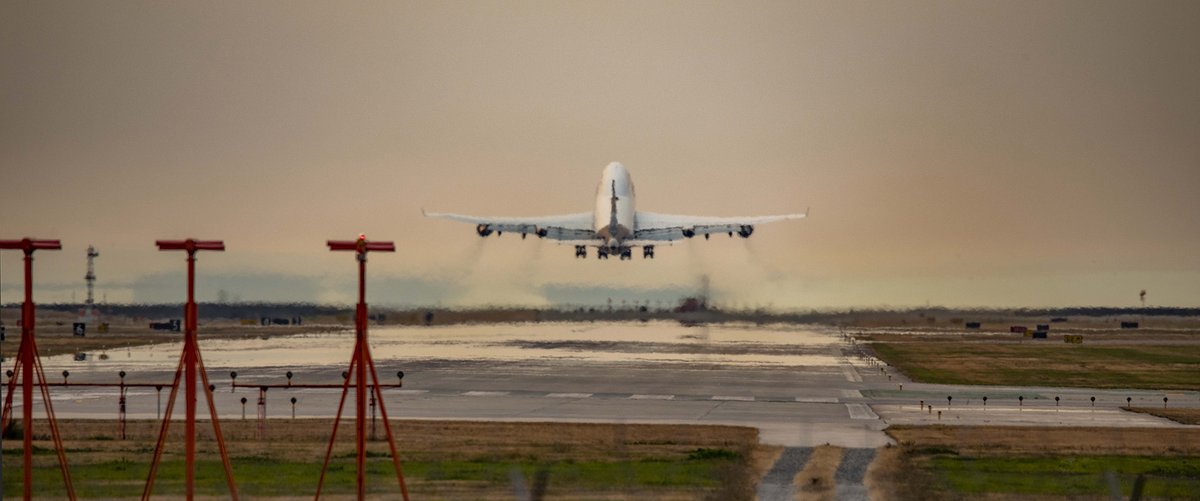 Kent_YVR's tweet photo. With golden light in the afternoon because of wildfire smoke, @lufthansa @boeing #747 departs @yvrairport 👋😎 #yvrspotters #avgeek #Vancouver #DABVM https://t.co/nB2C4Sl2I4