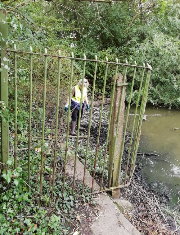 SandallPark's tweet photo. You can't beat a bit of muck! Especially stinky sort. Pongy Corner 2 was in the throes of encouraging youngsters round the fence into the nature reserve. 2 sacks of rubbish cleared; enough wood for a (smelly) bonfire; dead &amp; bloated mole. Lovely. First Aiders &amp; Lifeguard present. https://t.co/ZHaEF7vgpP