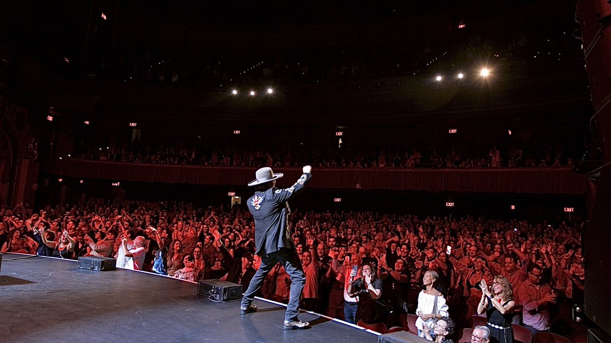 ZuccheroSugar's tweet photo. Grazie New York per il sold out di ieri sera nel mitico Beacon Theatre. Ci vediamo questa sera a Mashantucket!

Thanks New York for last night's sold out show at the legendary Beacon Theatre. See you tonight in Mashantucket!

#ZuccheroWorldWildTour #ZuccheroLive https://t.co/XkdYG5HMiR