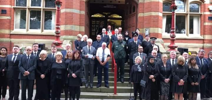 Yesterday we laid flowers outside Hyde Town Hall in memory of Her Majesty, Queen Elizabeth II.

Today, Tameside Councillors, as well as other public figures and local residents gathered at Dukinfield Town Hall for the Proclamation of King Charles III.