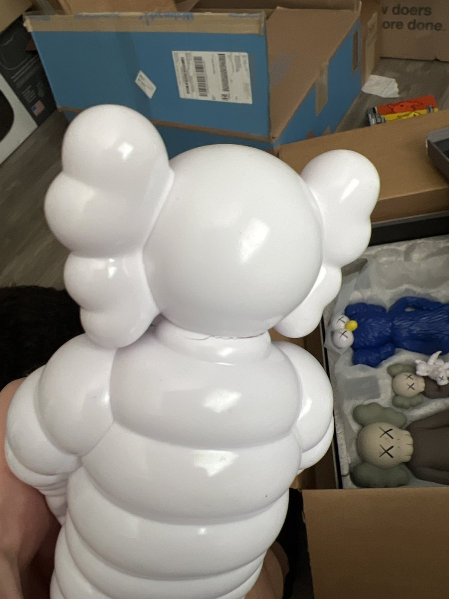 raisedbywlvs's tweet photo. So decided to sell my kaws set on @stockx sent it out mid august. StockX held onto the package for 3 weeks before contacting me saying that the item came broken and sent me pictures of the broken foot. Just received them back and every figure has a scuff or defect. I packed well. https://t.co/Hf5yEcfWo6