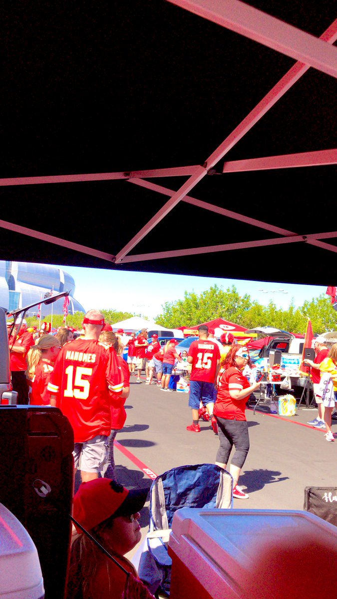 magic_mahomes's tweet photo. It’s a party 🎈 #AZvsKC
#DesertTakeover 🌵 https://t.co/Kkd0AJZeIt