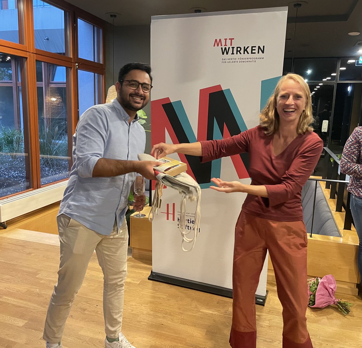 AnNusratDE's tweet photo. Nach genau einem Jahr ist für uns an diesem Wochenende das Förderprogramm im Rahmen von #MITWIRKEN zu Ende gegangen. Mit 14 weiteren inspirierenden Demokratie-Initiativen feierten wir ein Jahr voller Erfolge, harter Arbeit und vieler Herausforderungen. @demokratieghst https://t.co/az2bPsv8p2