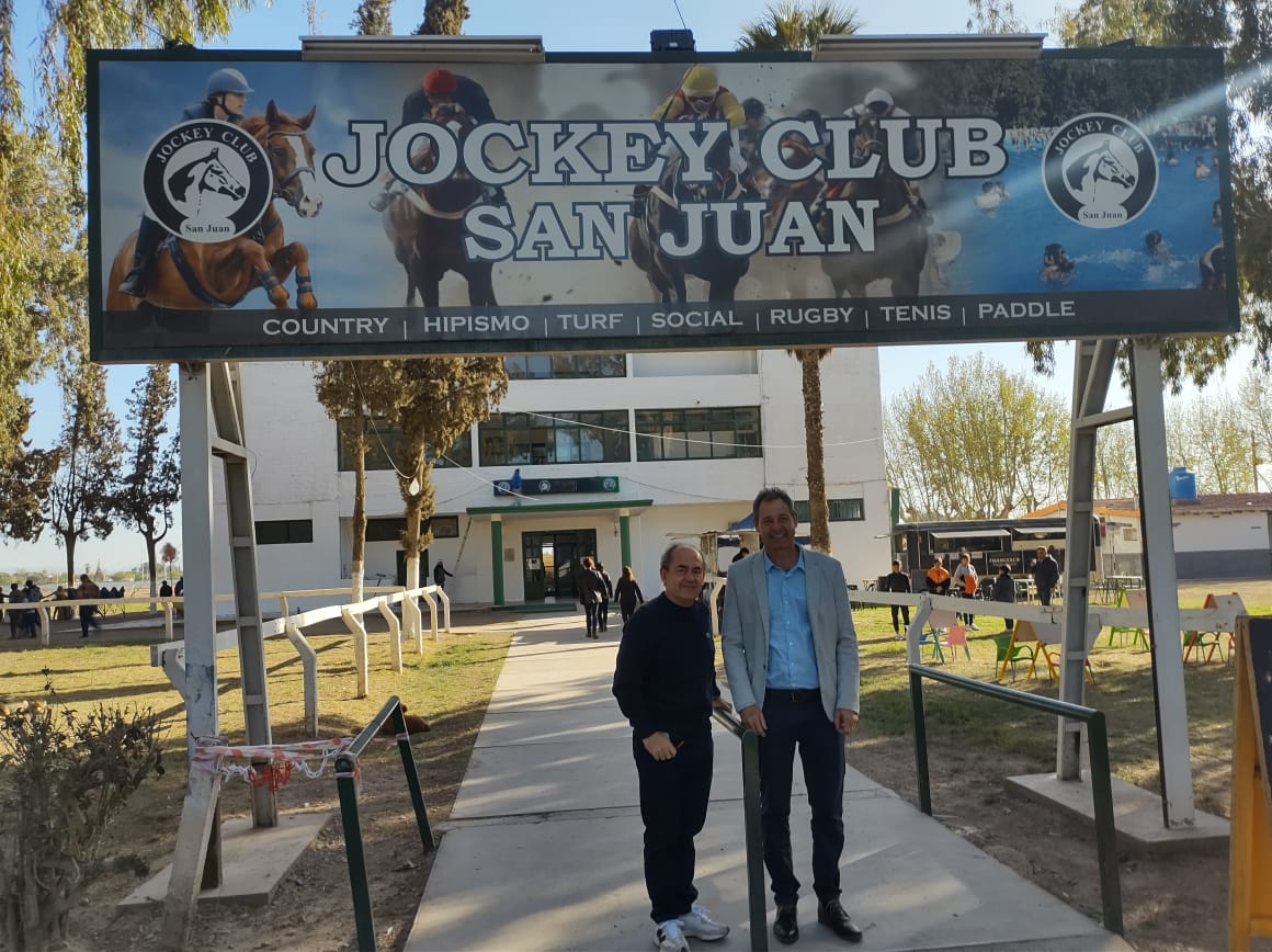 FHipodromos's tweet photo. Estuvimos presentes este fin de semana en el JockeyC San Juan junto al presidente de la Federación Argentina de Jockey Clubes e Hipódromos, Dr. Andrés Balkenende a Rei Molina en el marco de "Gran premio Domingo F. Sarmiento" en el Hipódromo Rivadavia" 
#TurfFederal #COMPROMISO https://t.co/uue0av9YMs