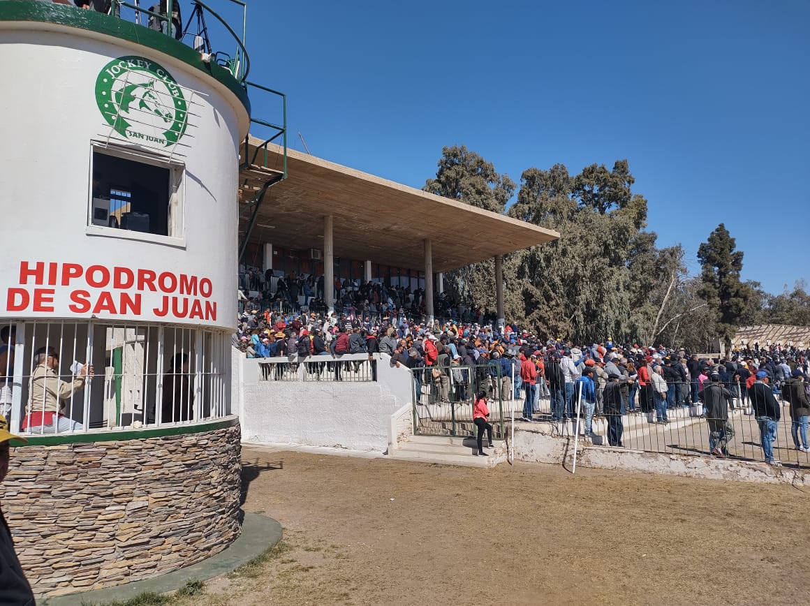 FHipodromos's tweet photo. Estuvimos presentes este fin de semana en el JockeyC San Juan junto al presidente de la Federación Argentina de Jockey Clubes e Hipódromos, Dr. Andrés Balkenende a Rei Molina en el marco de "Gran premio Domingo F. Sarmiento" en el Hipódromo Rivadavia" 
#TurfFederal #COMPROMISO https://t.co/uue0av9YMs