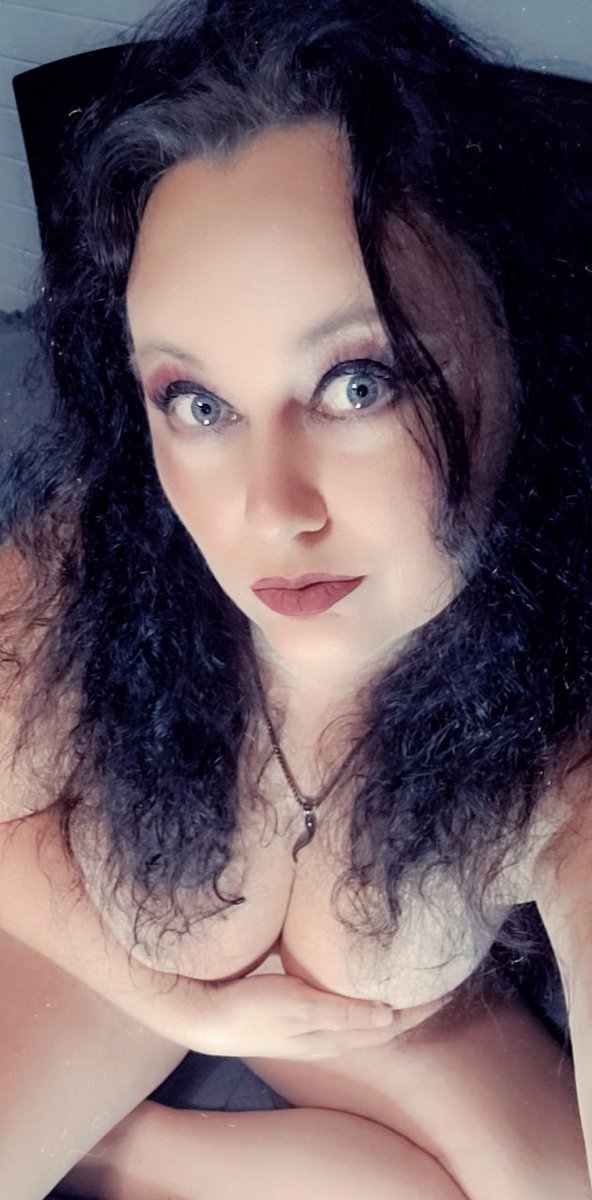 cum play with me. Cum see more on OF 😈
Top 3% creator with over 1100 pics &amp; videos ready for your viewing pleasure 💋
onlyfans.com/geekanniejaye 
fansly.com/AnnieJaye
#geekfreak #areyouafan #subtome #contentcreator #OFpromo #brunettemilf #milf #tigolbitties #onlyfansgirl #milf
