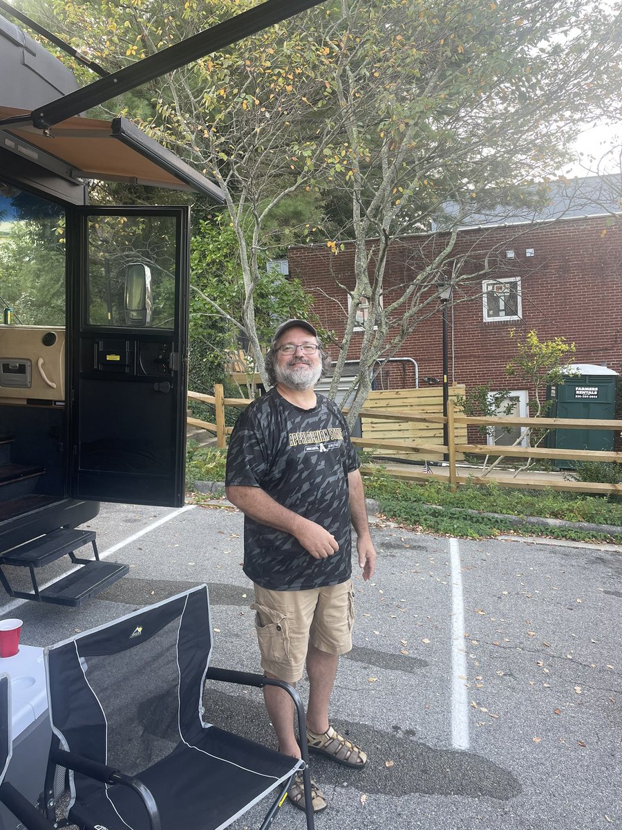 dw9944's tweet photo. @jimmyg44 @CollegeGameDay @AppState_FB @appstatesports Come check out this sweet RV and tailgate! https://t.co/zLN0aLWF4X