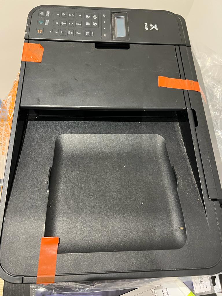 luke_helder's tweet photo. @currys @CurrysServices @currysplc 

Honestly could not believe my eyes when I unboxed a £300 printer I purchased from Curry's Mile End today and was presented with a clearly used and broken mess covered in food stains for a DIFFERENT MODEL of printer. Unbelievable. https://t.co/e56yz9f71o