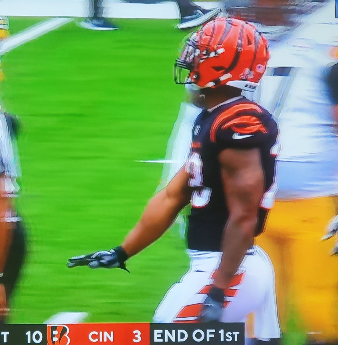 DionApollo's tweet photo. Joe Mixon 2 small       Mixon 1 play later https://t.co/ANBhZp5DAI