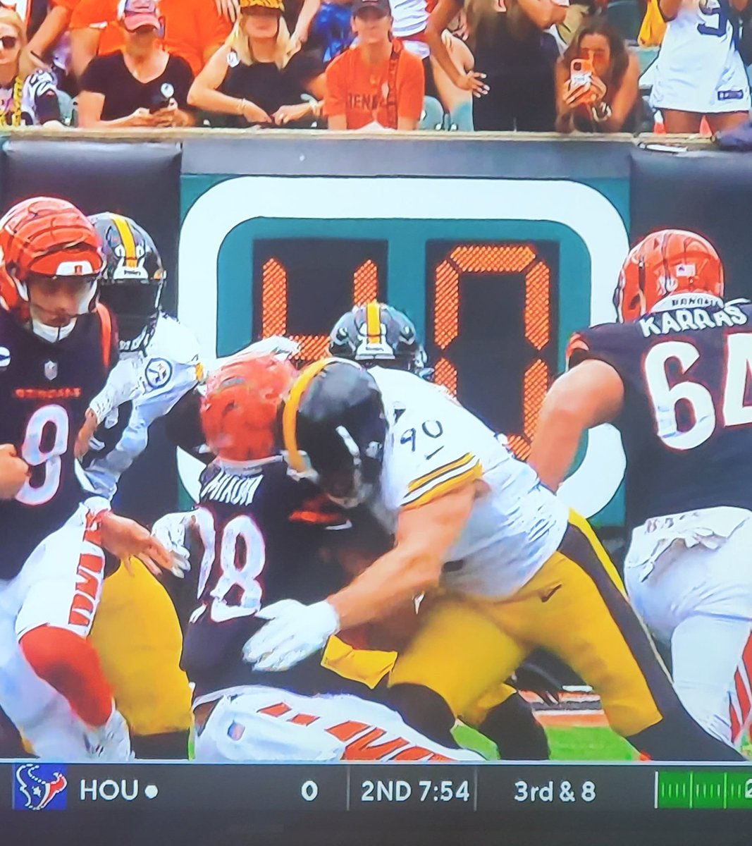 DionApollo's tweet photo. Joe Mixon 2 small       Mixon 1 play later https://t.co/ANBhZp5DAI