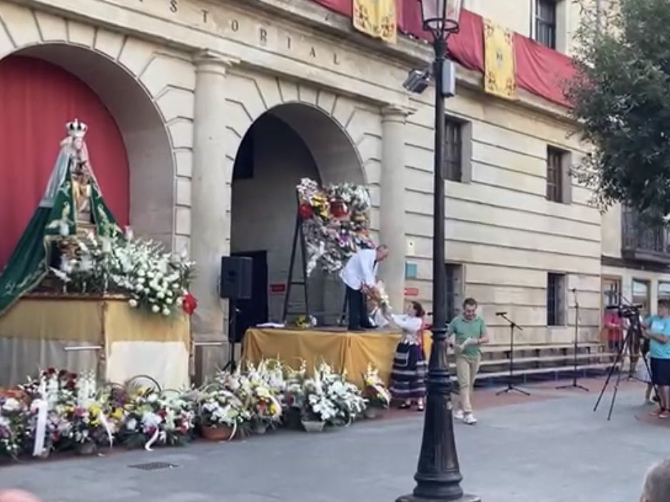 SSCCMiranda's tweet photo. Un año más en la Ofrenda Floral a nuestra patrona la Virgen de Altamira. Que nos siga cuidando y guiando en este nuevo curso. #micolesscc #fiestaspatronales #virgendealtamira https://t.co/ORmGYIRWjh