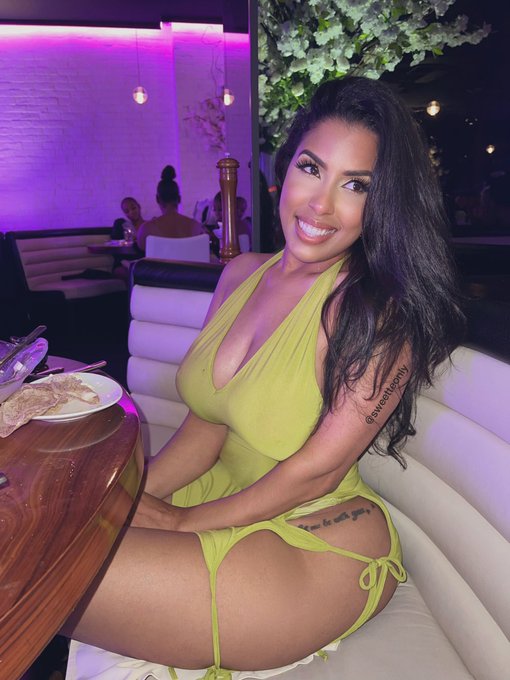 RETWEET if I look cute in this #green dress 💚👸🏻 #greenyourcity #sundayvibes 🍐💚 @sweetteonly https://t<a href="/tag/green"class="tags">#green</a><a href="/tag/sundayvibes"class="tags"><span>#sundayvibes</span></a><a href="/tag/greenyourcity"class="tags"><span>#greenyourcity</span></a>