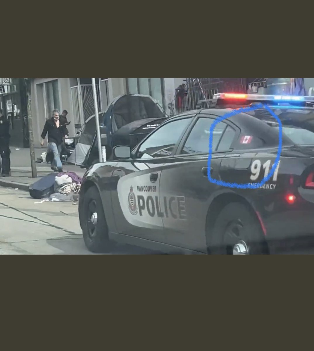 manuelfgr87's tweet photo. @EnPuercos @DaniMayakovski Otro? Has visto el vídeo? Los coches de policía canadiense y los royal bank canadienses https://t.co/K98twbRrhP