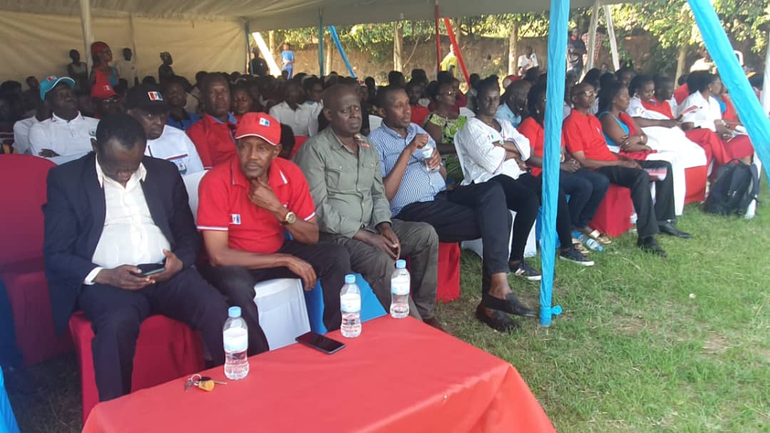 RPF_Gasabo's tweet photo. Uyu munsi kandi abanyamuryango ba @rpfinkotanyi mu akagari ka #Kamutwa , umurenge wa Kacyiru bakoze inteko rusange aho basusurukijwe n' umuhanzi ERIC Senderi. Abanyamuryango kandi biyemeje kwihutisha imihigo iri muri MANIFESTO ya RPF itarahigurwa 100%. @RPF_Kigali @NKIKO4 https://t.co/mA1gTrOk9D