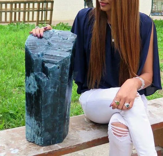 EarthFamilyCrys's tweet photo. Fascinating Luxury #crystaleyecandy Wednesday! This deep blue indigo color Aquamarine would look perfect in my collection :) ♥.....It weighs nearly 40 kg &amp; was discovered in Madagascar. #earthfamilycrystals #crystalbliss 

Photo: Federico Barlocher https://t.co/UdHJiYS9Bh