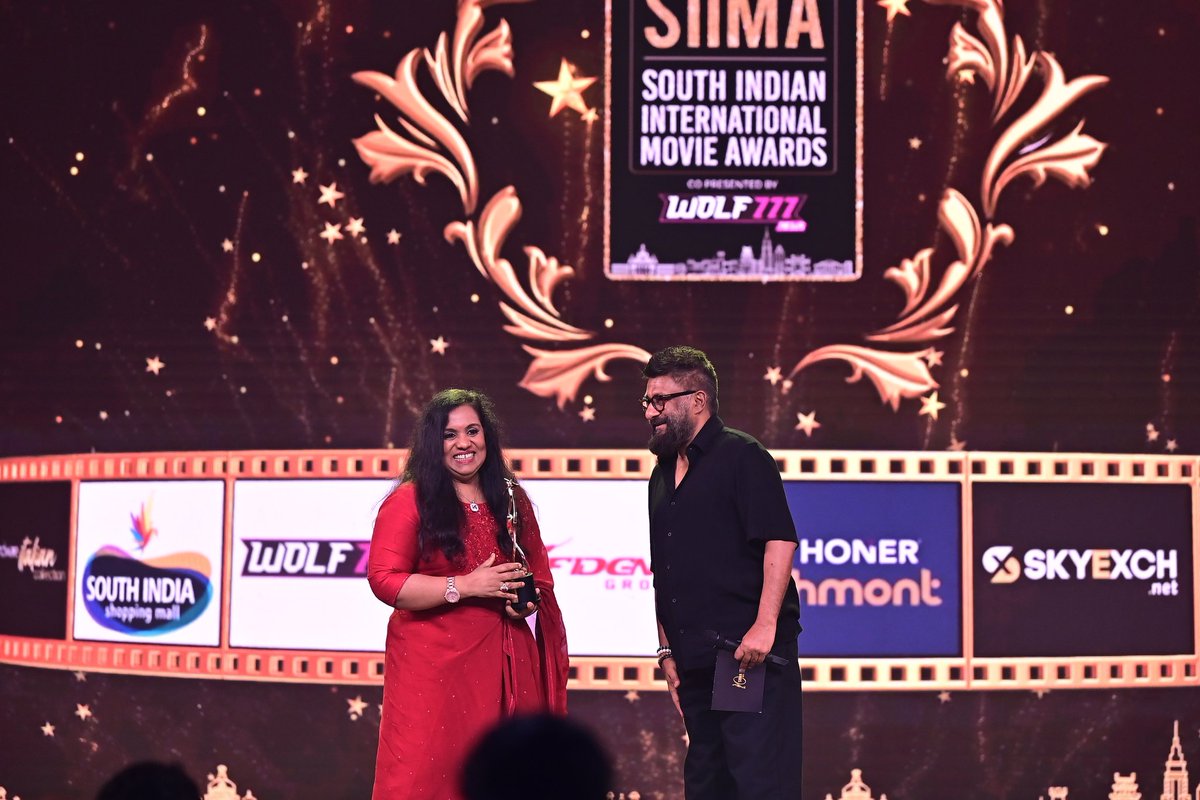 #MinnalMurali has won the award for Best Film (Malayalam) at #SIIMA2022 

#SIIMA #10YearsOfSIIMA @basiljoseph25 @ttovino #SophiaPaul