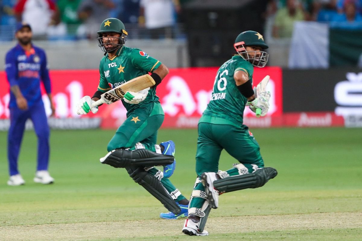 LahoriFied's tweet photo. Yes! We Have Middle Order issue but you simply can't be 54(49) &amp; 32(31) while Chasing 170 Runs 🙏😡

#PAKvSL https://t.co/g37nKA8wlK