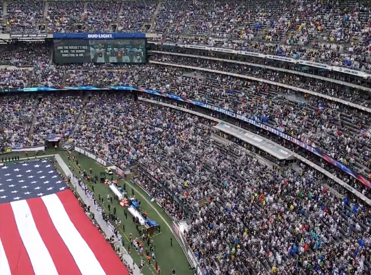 barstoolsports's tweet photo. All Of MetLife Stadium Singing The National Anthem Before Today's Jets Game Will Give Your Goosebumps Goosebumps https://t.co/fUzuG11DUx https://t.co/nWWIyZXehX