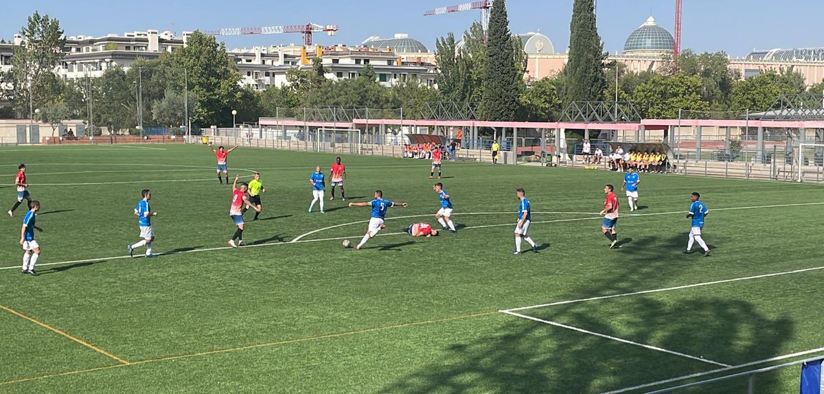 PPascualos1's tweet photo. Buen empate a 1, en casa de La Moraleja. Gol de Rober. Nos empataron en un penalti dudoso. Y tuvimos el segundo gol en un larguero de Maku y en varias ocasiones pero no llego el gol. Buen comienzo de Liga @CDVicalvaro @de_litris @orgulloazulon Fotos nuestras 💙👍 https://t.co/L9PWifvg46