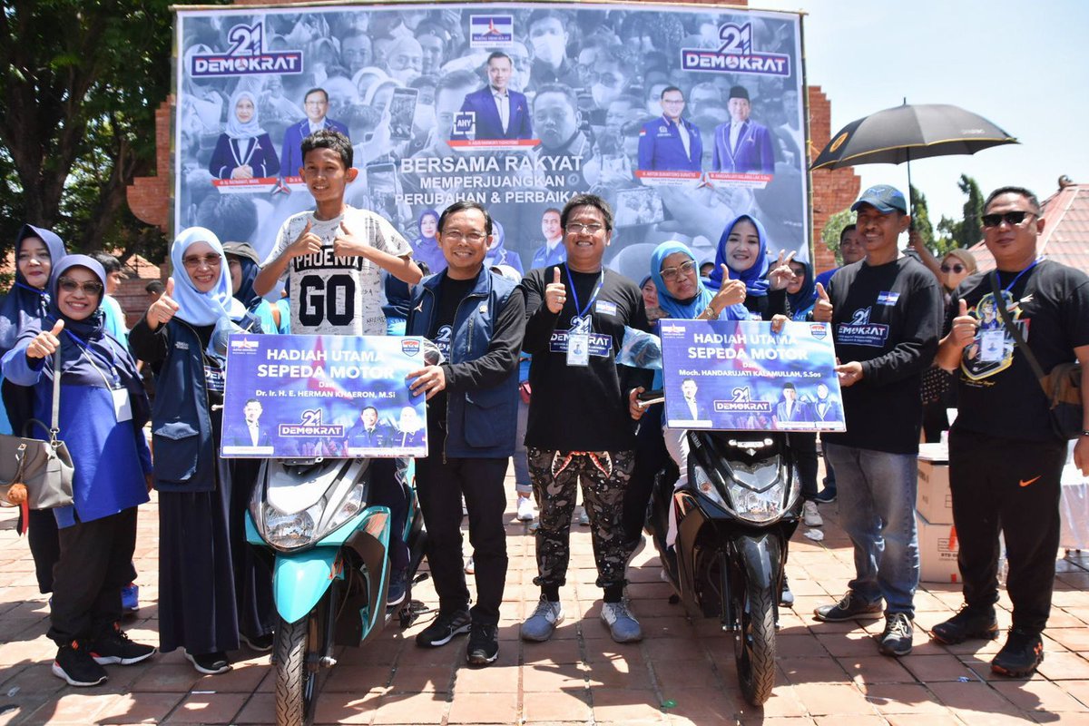 Jalan sehat, santai, dan bahagia bersama warga cirebon dalam rangka HUT PD ke 21 yang diselenggarakan oleh DPC Kota Cirebon.   #RapimnasDemokrat