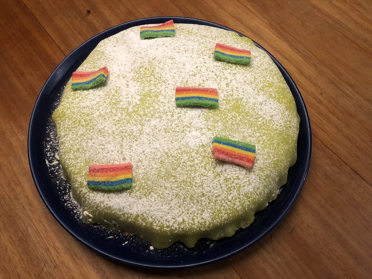 Firar traditionsenligt vår #demokrati med en tårta. #valet2022