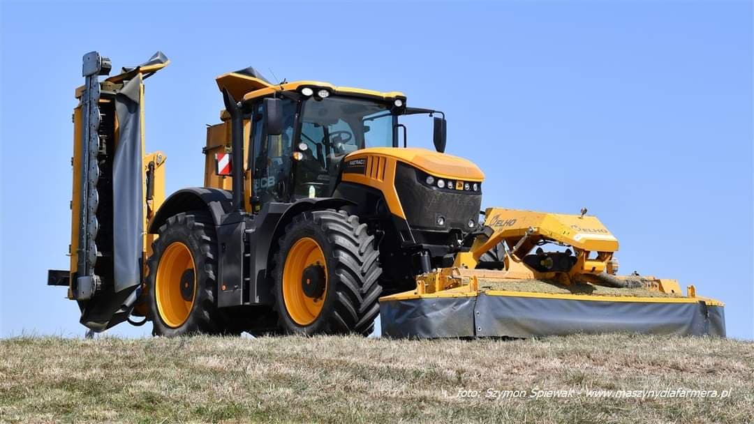 profiMagazin's tweet photo. Ein #JCB Fastrac 8330 mit #Elho Mähkombi. https://t.co/nsTVQmTGA7