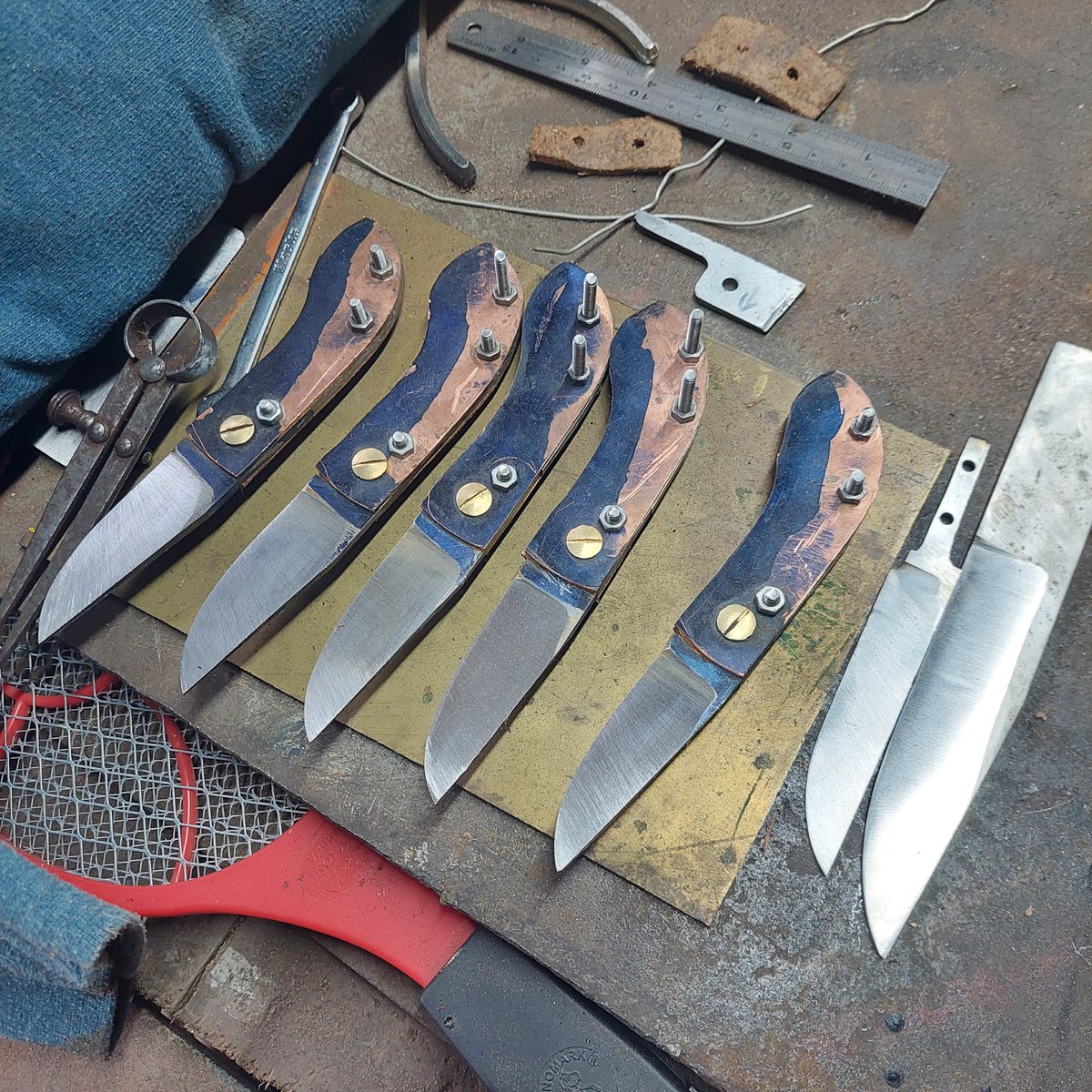 LevitationForge's tweet photo. Some things in the works, 5 of the latest design #edc #frictionfolder that are #legal UK carry, and a new pairing knife for Anji outta the new steel, and a utility #sheath #Knife to brutally test. All #handmade , no jigs or machining tools. Hope you are well out there. https://t.co/bhglksjJ5c