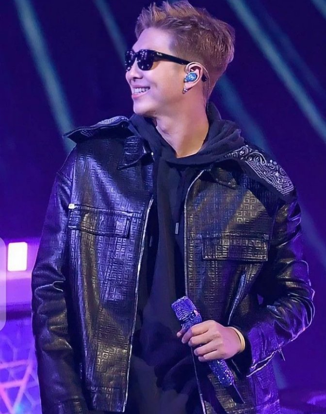 VSaman4's tweet photo. #RM happy birthday to the best leader. keep smiling  and keep shinning. Army is always behind you. #HappyBirthdayNamjoon  #HappyBirthdayRM 💜💜💜💜 https://t.co/zcmETrSPT5