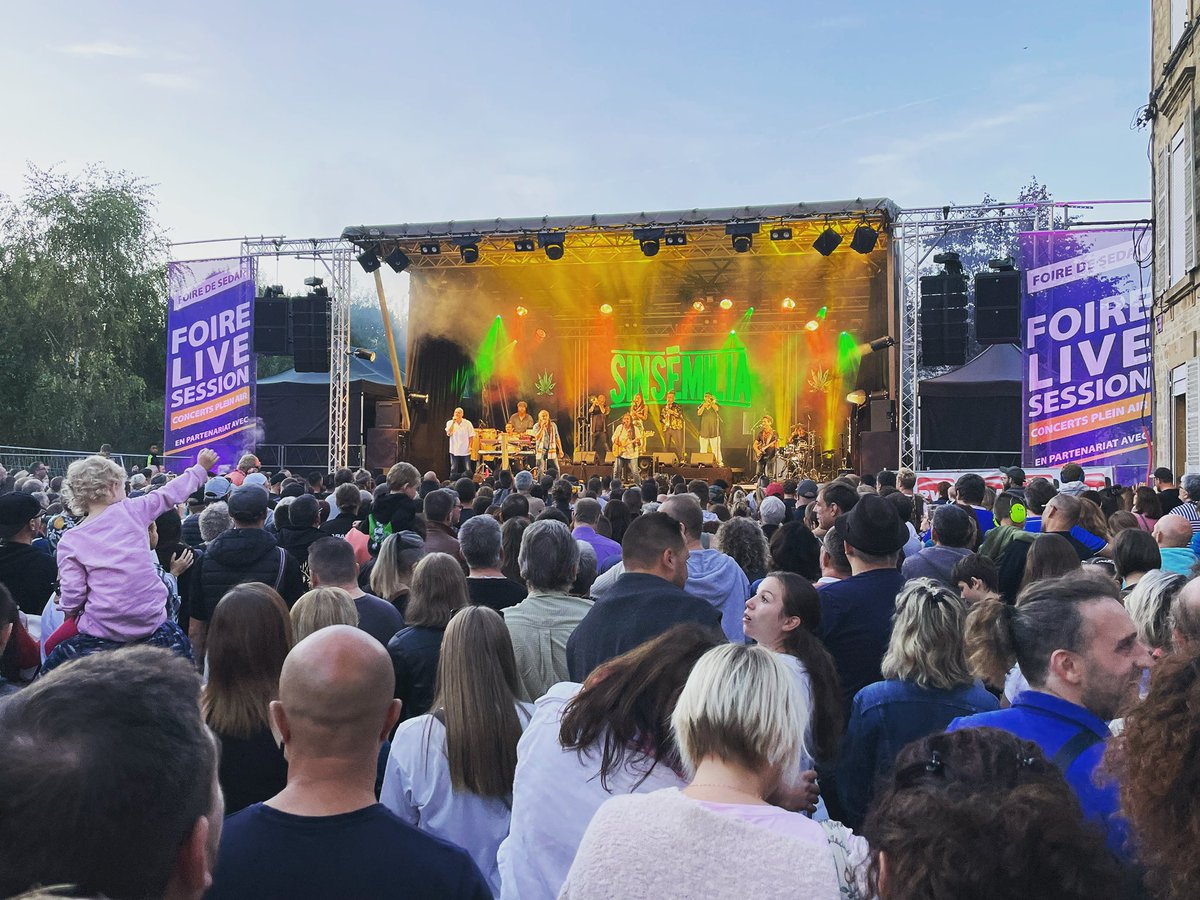 FoiredeSedanoff's tweet photo. 🟢 L’heure du final a sonnée avec SINSEMILIA sur la scène du Foire Live Session! 

On vous aime! Merci à tous! ❤️🎶

#foiredesedan #foiredesedan2022 #foire #sedan #ardennes #concert #musique #foirelivesession #foirecommerciale #villedesedan #ucia #uciasedan #unioncommerciale https://t.co/UQazaAZFFf