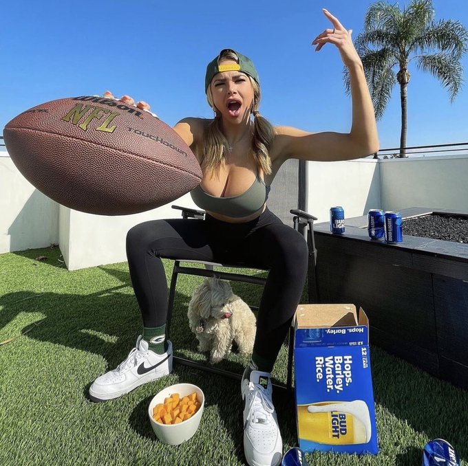 Who’s ready for some football?! ?? #GoPackGo #FootballSunday https://t.co/c7i30D2u8v