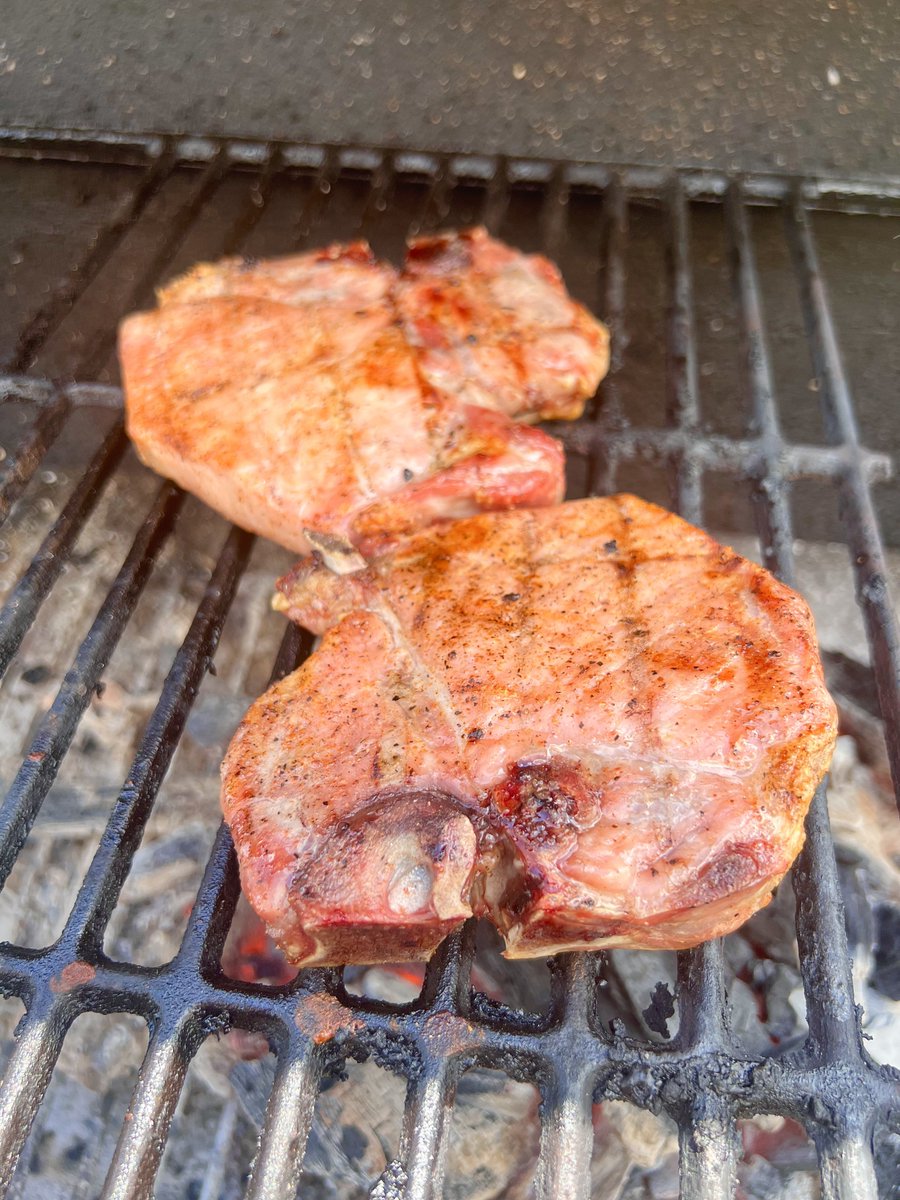 Hypocycloid13's tweet photo. I’ve become a big fan of bone in pork chops. #charcoal #grilling https://t.co/XEk80OOlcF