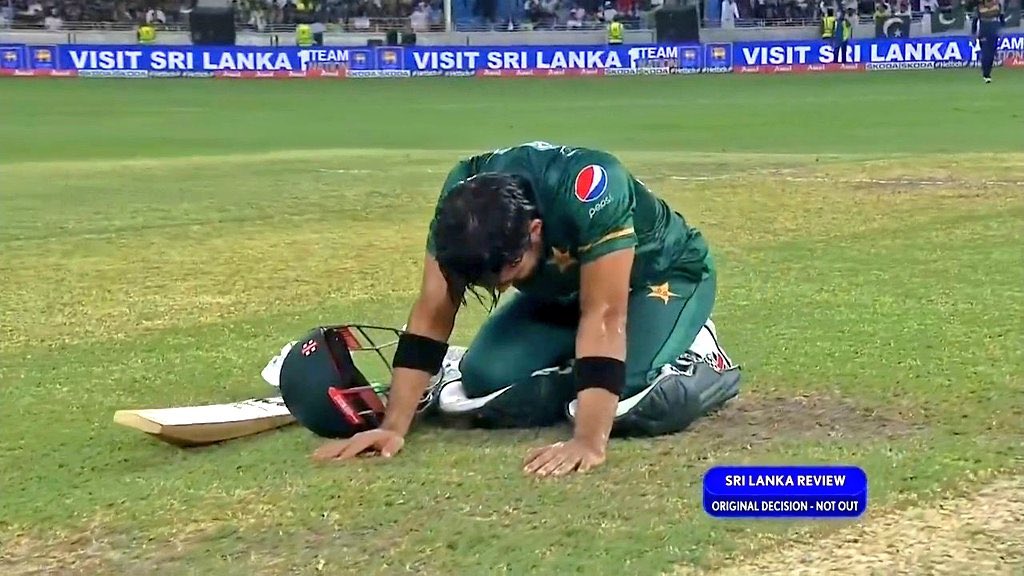 LatifShehzad19's tweet photo. I stand with my Team ❤️ we don't see you sad , you are our champions 🇵🇰❤️
#AsiaCup2022Final #captaincy  #Asif https://t.co/d7lx6IK7oM