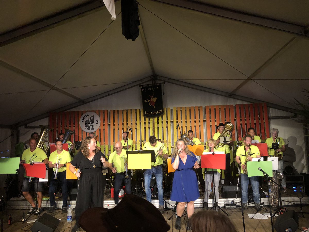 Kleppermenneke's tweet photo. Dat was een mooi gezellig muziek feestje van Zuutjes Aon uit Esbeek vanwege het 40 jarig jubileum 🎶🙂.

#Esbeek #ZuutjesAon https://t.co/5S8p9zi3Fz