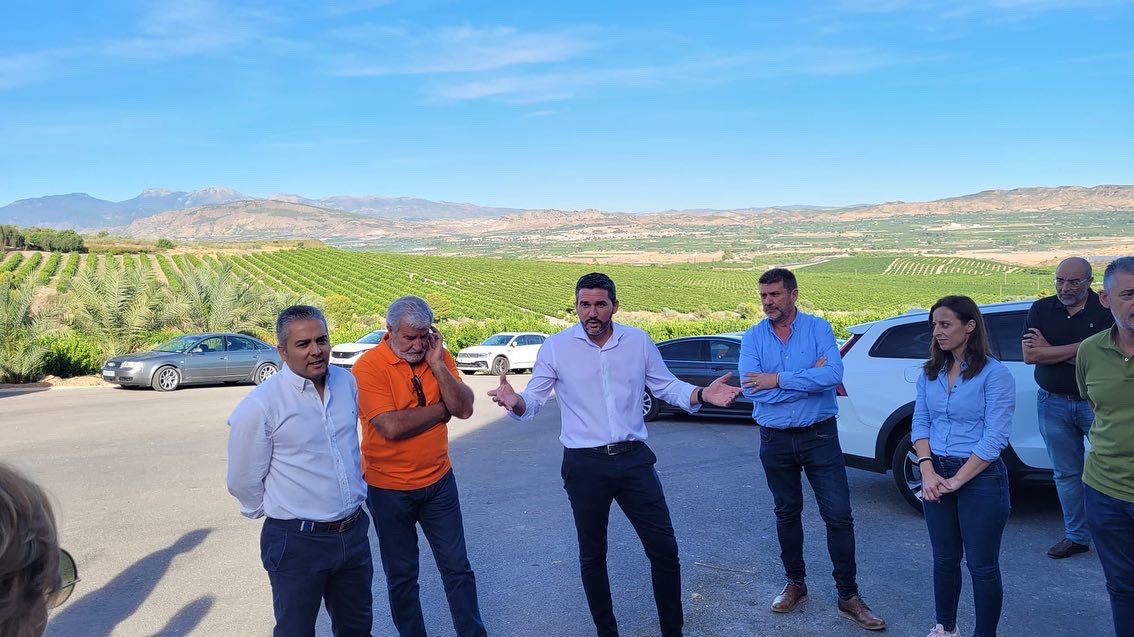 jecamol's tweet photo. 🧑‍🌾Conmemoramos el “Día de la Agricultura” reunidos con las org. profesionales agrarias y el consejero Luengo.

🍋Visitamos también la explotación de cítricos de Mariano Saez y acabamos el día inaugurando la nueva almacén de MOYCA 🍇 en #Archena que emplea ya a más de 500 personas https://t.co/lN0729fdXQ