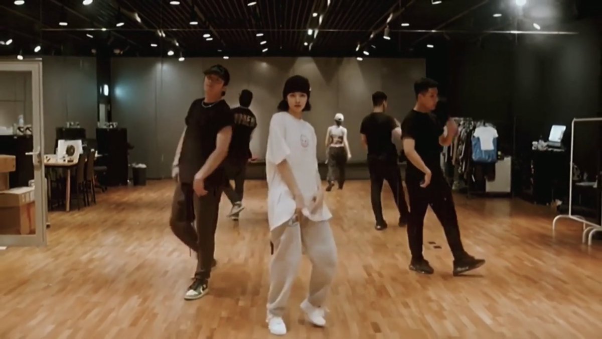 jingjingxx_'s tweet photo. ดู smf ละคุ้นหน้าวาตะwdbzมาก สรุปเค้าคือคนที่เต้นกับลิซ่าใน lilidance4 แล้วลิซ่าไปคอมเมนท์ไอจีว่าอปป้านัมเบอร์ทู😂 https://t.co/Da7F3guQVx