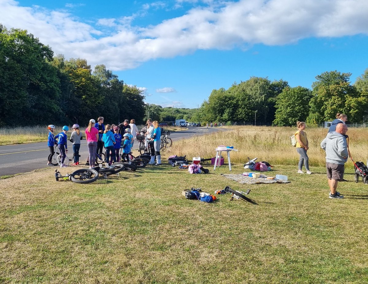 LeikKiel's tweet photo. Heute war der #Einradverband in #Kiel auf dem #MFG5 Gelände, eingeladen vom Verein aus #Friedrichsort, mit seinen Munis.
#einrad #unicyle #einradfahren #unicycling #muni #municyclelife #municycling #municyle #onewheelisenough https://t.co/j8zkZMZJdv