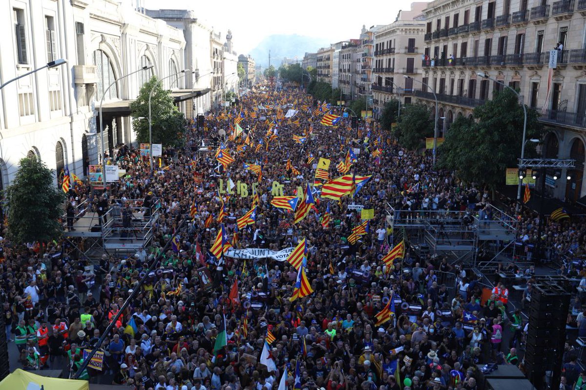 ⬛️⬜️‼️ El poble de Catalunya, ferm i persistent, ha tornat a demostrar que som capaços de tot i més.

⭐️ Avui 700 MIL MANIFESTANTS han fet història. Hem inundat la capital de la futura República Catalana. Mai defallirem. Fins a la independència!

#Diada2022 #TornemhiPerVèncer