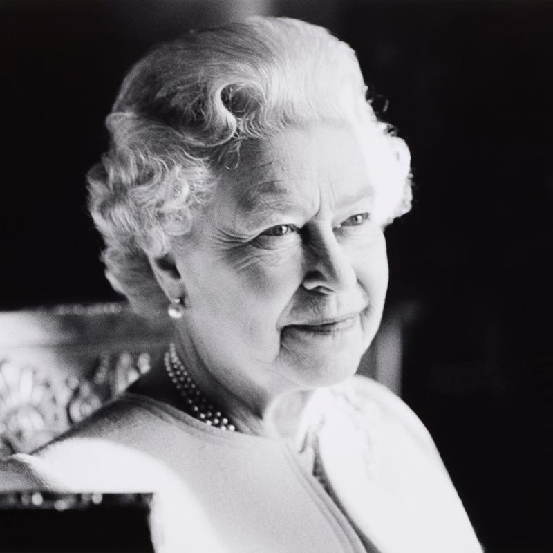 RoyalFamily's tweet photo. An online book of condolence is available on our website where you can send a tribute to Her Majesty The Queen: