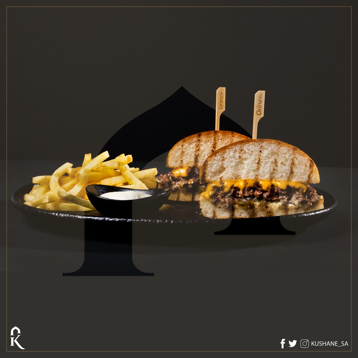 KUSHANE_SA's tweet photo. برجر كوشان المحشي بالجبن ماتحتاج اضافات طعمها اللذيذ منها وفيها😋😋

#كوشان_ستيك_هاوس 
#مطاعم_الرياض https://t.co/rwKO81HfSd