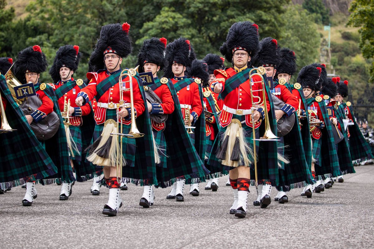 BritishArmy's tweet photo. The Royal Regiment of Scotland provided the Guard of Honour and Bearer Party for Her Majesty The Queen’s coffin’s move to the Palace of Holyroodhouse.

Tomorrow, Her Majesty The Queen’s coffin will move to St Giles Cathedral in Edinburgh for the Royal Family's vigil. https://t.co/YbbQHrkMog