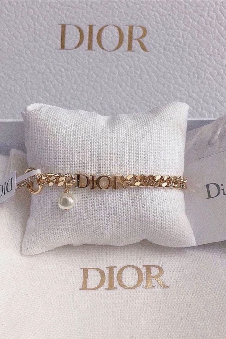 300moods's tweet photo. ✨if you adore her, dior her ✨ https://t.co/K80q2IHbPQ